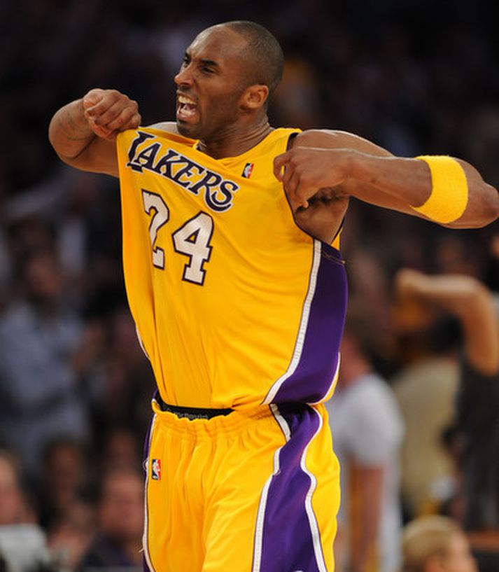 Kobe Bryant fagnar sigri Los Angeles Lakers í nótt.