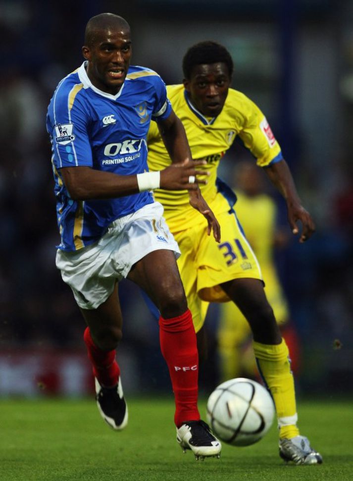 Ameobi er hér til hægri á myndinni, í leik með Leeds gegn Portsmouth árið 2007.