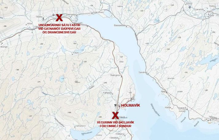 Unglingarnir sátu fastir í rútunni um tólf kílómetra fyrir norðan Hólmavík. Vegurinn fór einnig í sundur sunnan við Hólmavík og er unnið að viðgerð.