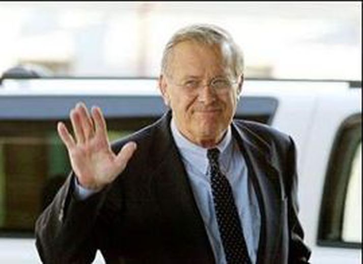 Donald Rumsfeld situr í embætti þangað til nýkjörið þing hefur fallist á eftirmann hans.