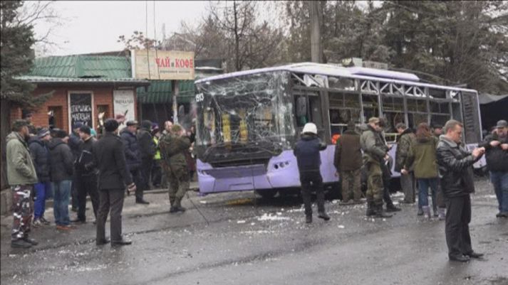 Að minnsta kosti þrettán létu lífið þegar sprengja féll á strætisvagnabiðstöð í borginni Donetsk í Austur-Úkraínu dag.