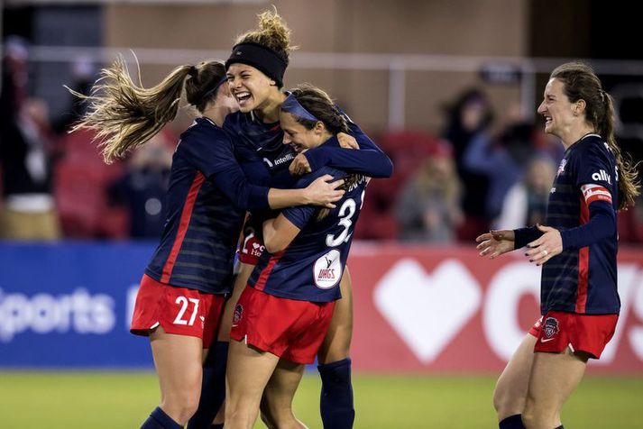 Trinity Rodman fagnar sigurmarki Washington Spirit með liðfélögum sínum.