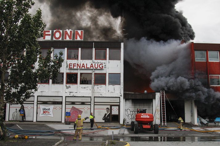 Mikið eignatjón varð þegar eldur kom upp í þvottahúsi Fannar í Skeifunni í júlí 2014.