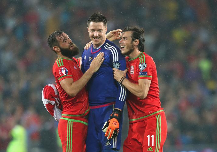 Joe Ledley fagnar sæti á EM með Gareth Bale og markverðinum Wayne Hennesey.