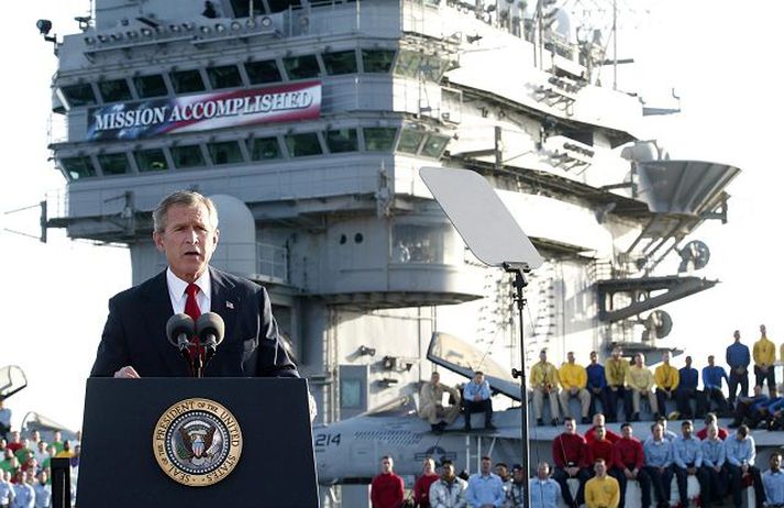 Bush segir það hafa verið „slæma sviðsetningu“ að stilla sér upp fyrir framan áletrunina „Mission Accomplished“ eða „Verkefni lokið“ þegar hann lýsti því yfir að meiriháttar hernaði í Írak væri lokið strax í byrjun maí árið 2003.nordicphotos/AFP