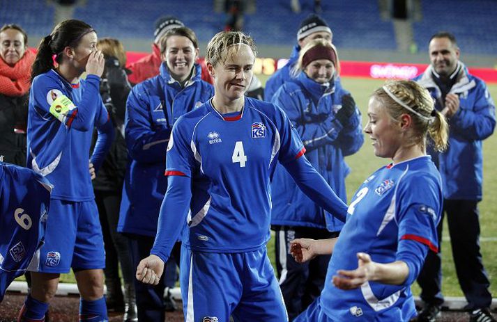 Edda Garðarsdóttir og Sif Atladóttir tóku nokkur sigurspor í leikslok við mikinn fögnuð.