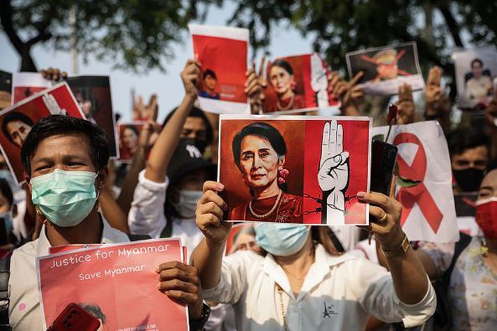 Mótmælendur hafa krafist þess að Aung San Suu Kyi verði látin laus.