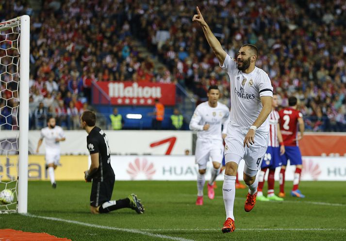 Benzema fagnar marki sínu í borgarslagnum gegn Atletico Madrid.