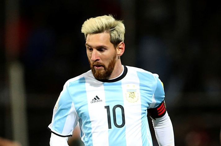 Messi í leik með Argentínu með ljósu lokkana.