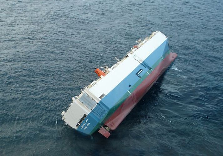 Sökkvandi flutningaskip Nærri fimm þúsund bifreiðar voru um borð í skipinu þegar skipverjarnir yfirgáfu það.