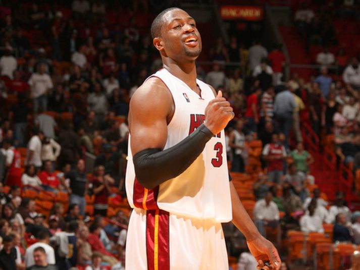 Dwyane Wade fagnar sigrinum í nótt.