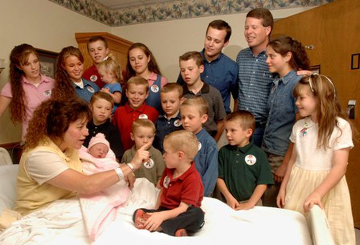 Michelle Duggar umkringd börnum sínum sautján