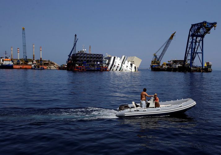 Costa Concordia óhreyfð á strandstað