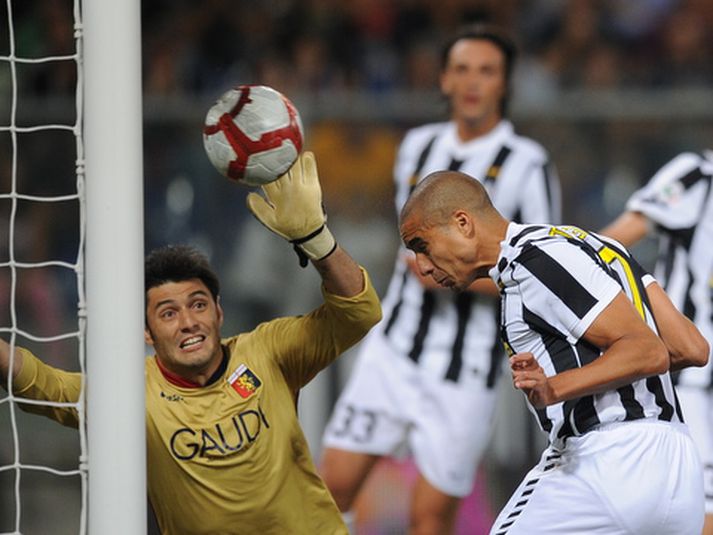 David Trezeguet sést hér skora markið sitt í lok leiksins.