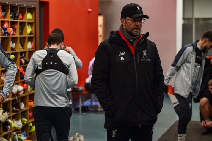 Jürgen Klopp þarf væntanlega að stilla upp mjög sérstakri varnarlínu annað kvöld. Hér sést hann hugi á æfingu liðsins í vikunni.