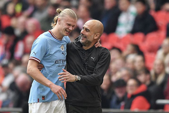 Pep Guardiola fagnar með Erling Haland eftir að sá norski hafði átt enn einn markadaginn.