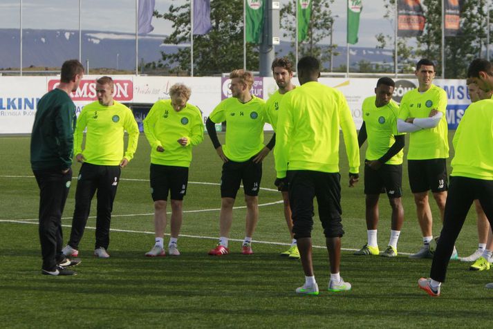 Ronny Deila ræðir við leikmenn sína fyrir æfinguna í kvöld.