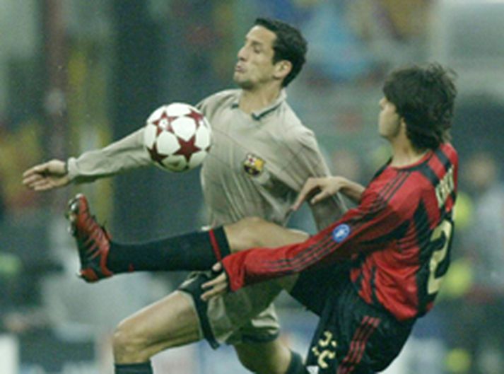 Juliano Belletti í baráttu við Kaka, leikmann AC Milan. Þeir verða ekki samherjar á næstunni ef forráðamenn Barcelona fá einhverjum um ráðið.