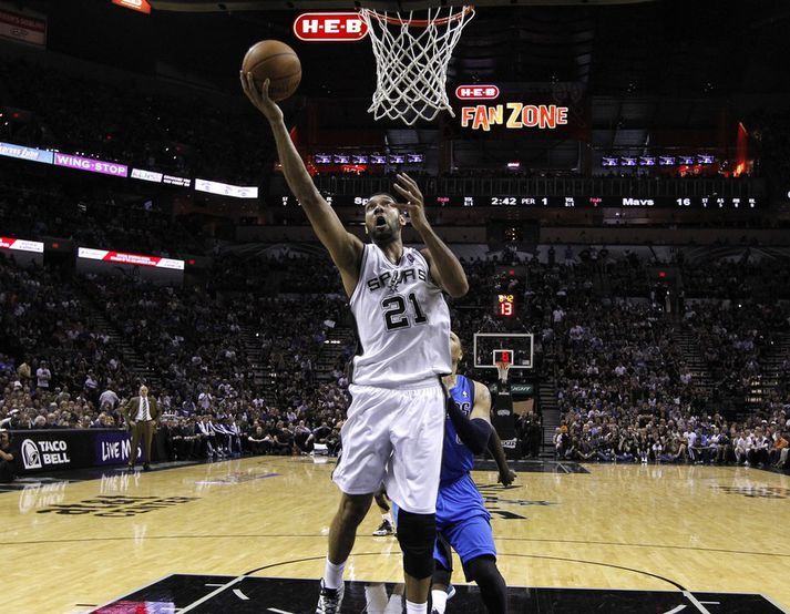 Tim Duncan skorar á móti Dallas í sjöunda leik liðanna.