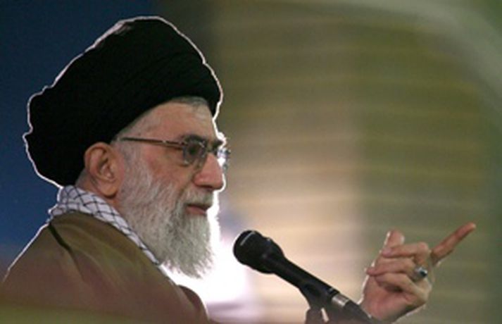 Ayatollah Ali Khamenei varar ríki heims við því að ráðast gegn Íran og kjarnorkuáætlun þess.