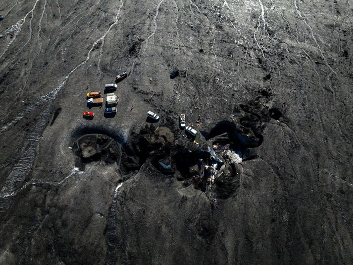 Ís hrundi úr vegg vatnsrásar í Breiðamerkurjökli þar sem ferðaþjónustufyrirtæki var með 23 manna hóp ferðamanna á sunnudag. Einn lést og annar slasaðist.