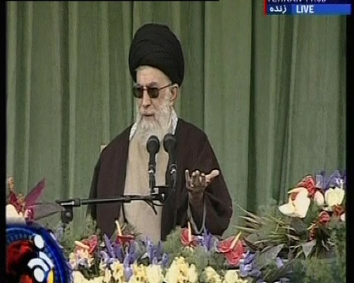 Ali Khamenei, æðstiklerkur Írana, á útifundi í Mashhad í Íran í morgun.
