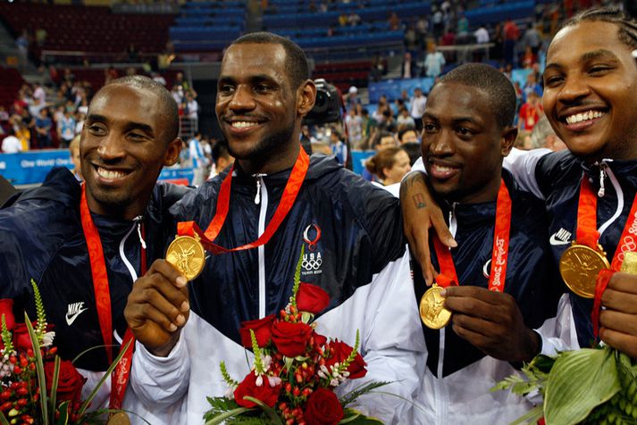 LeBron James, Dwyane Wade og Carmelo Anthony unnu gull saman á ÓL í Peking 2008 og hér fagna þeir því með Kobe Bryant.