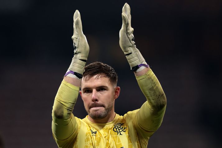 Jack Butland þakkar stuðningsmönnum Rangers fyrir eftir leik liðsins fyrr í vetur. Hann hafði heppnina ekki með sér í siðasta leik.