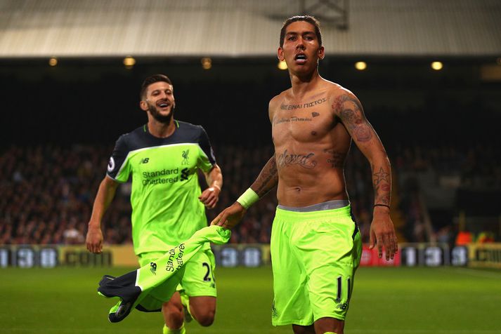 Roberto Firmino reif sig úr að ofan eftir að hafa skorað fjórða og síðasta mark Liverpool á Selhurst Park.