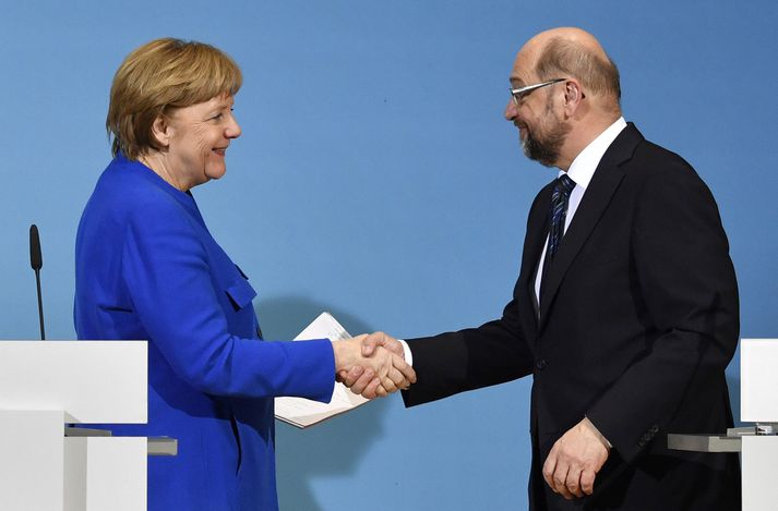 Merkel og Schulz tókust í hendur á blaðamannafundinum.