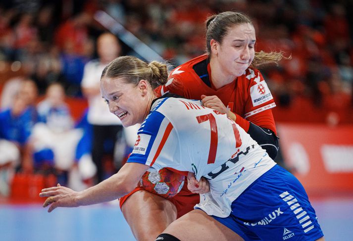 Jana Mittún, hér í greipum Tabea Schmid, er úr mikilli handboltafjölskyldu og skoraði sjö mörk fyrir Færeyjar í kvöld.