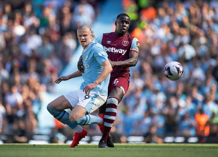 Kurt Zouma í baráttu við Erling Haaland á síðustu leiktíð, í búningi West Ham.