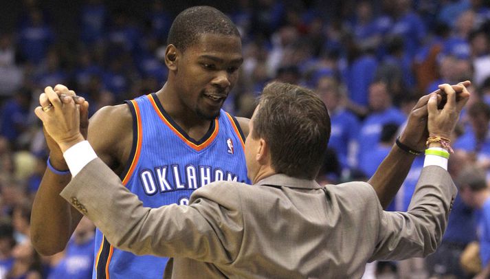 Kevin Durant fagnar með þjálfaranum Scott Brooks.