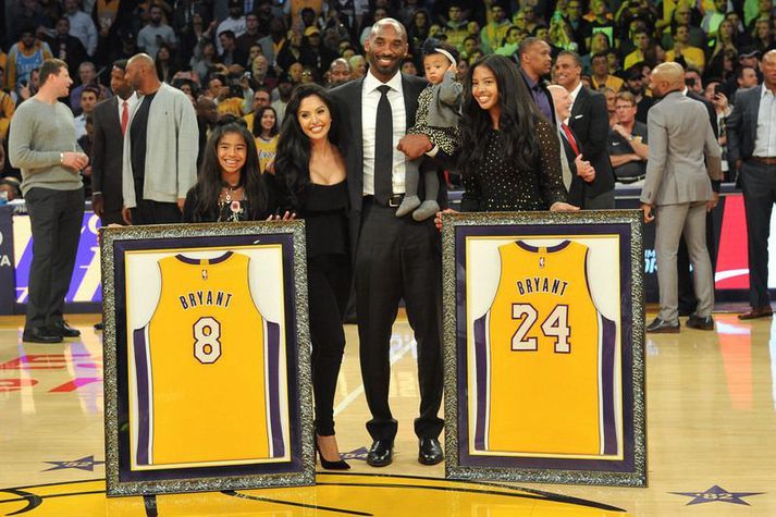 Kobe Bryant og fjölskylda hans þegar Los Angeles Lakers hengdi tvær treyjur hans upp í rjáfur á Staples Center. Þarna eru Kobe og Vanessa ekki búin að eignast yngstu dótturina.