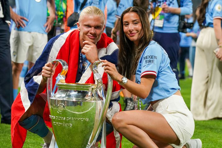 Erling Braut Haaland og kærasta hans Isabel Haugseng Johansen eftir sigur Manchester City í Meistaradeildinni vorið 2023. Þau eru nú orðin foreldrar.