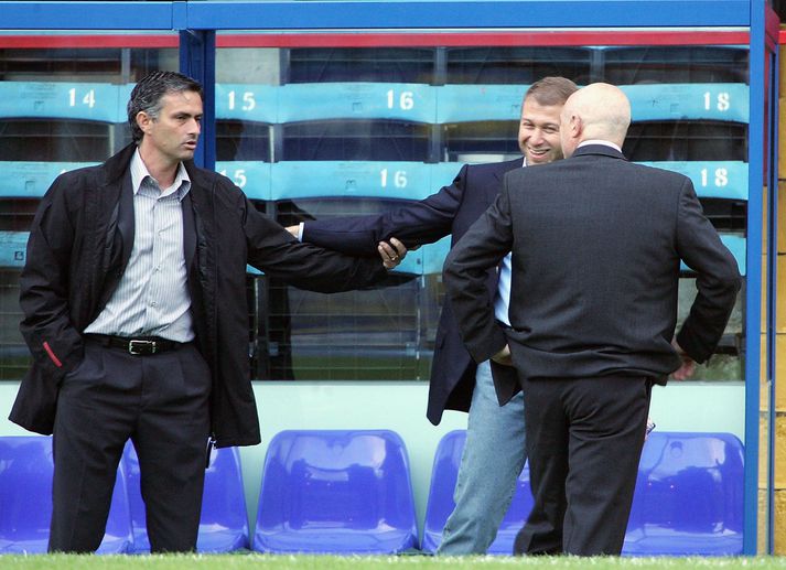 José Mourinho og Roman Abramovich á góðri stundu árið 2004. Peter Kenyon, þáverandi framkvæmdastjóri Chelsea, er að þvælast fyrir.