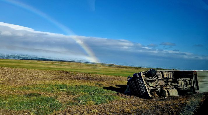 Mikið hvassviðri var við Hólmavík í gær og þessi flutningabíll fauk út af.