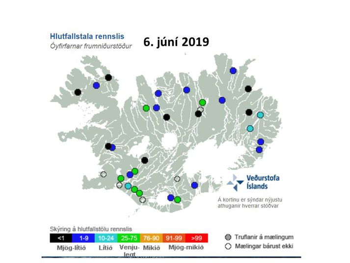 Á kortinu er að finna upplýsingar frá nokkrum vatnshæðarmælum víða um land. Litur mælisins á kortinu gefur til kynna hvort rennsli árinnar sé mikið (rautt), lítið (blátt/svart) eða venjulegt (grænt).