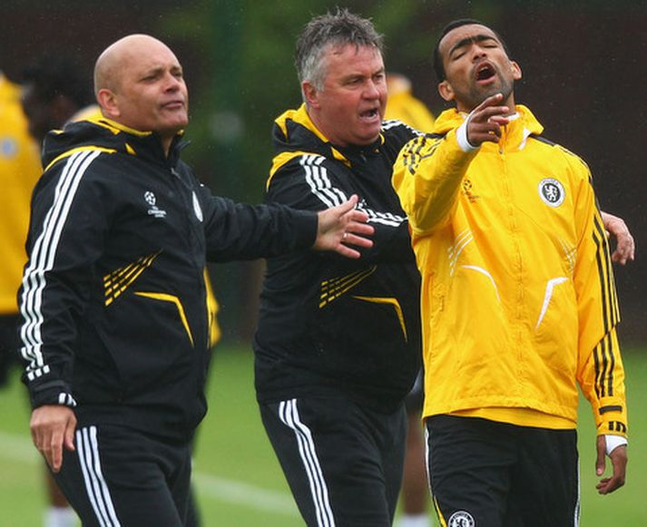 Jose Bosingwa og Guus Hiddink, gantast á æfingu hjá Chelsea.