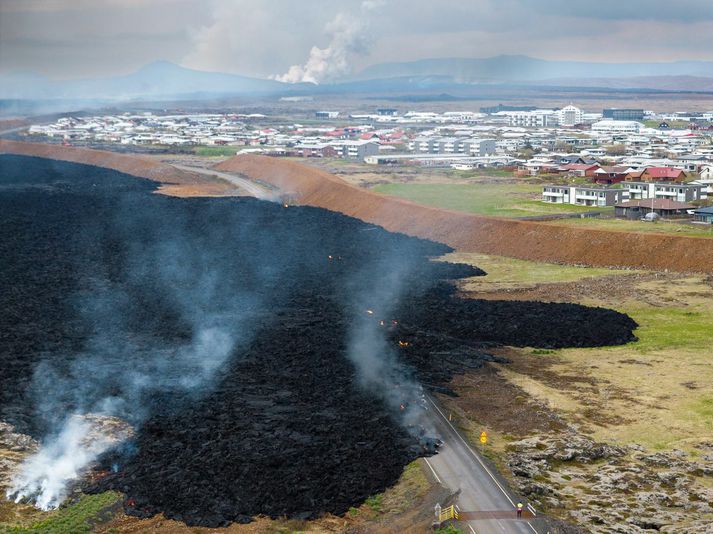 Ljóst er að varnargarðar við Grindavík hafa bjargað því að byggðin færi undir hraun.