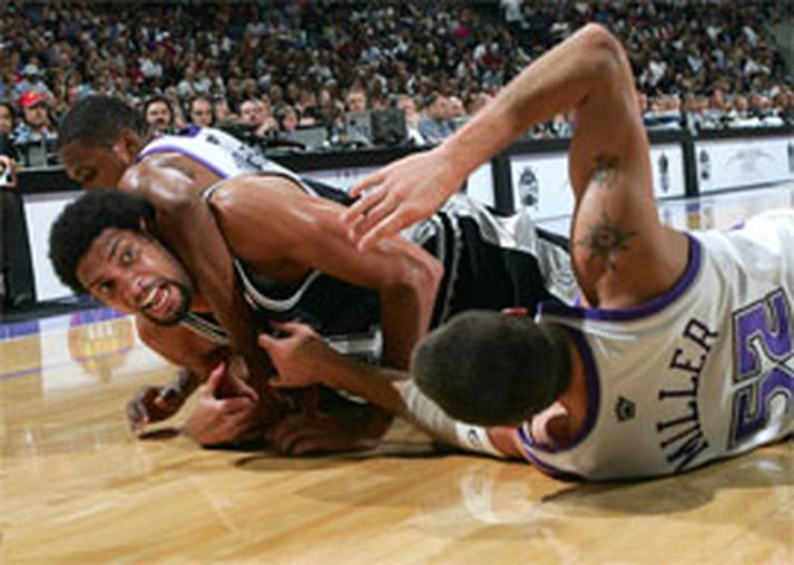 Tim Duncan er hér í hörðum átökum við leikmenn Sacramento í nótt