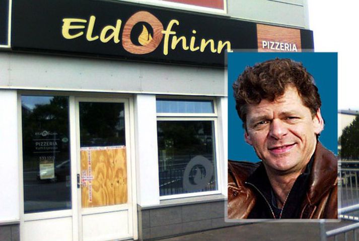 Ellert A. Ingimundarson leikari á og rekur pizzastaðinn Eldofninn í Grímsbæ. Á hurðinni sést hvar þjófarnir fóru inn og búið er að láta spýtu þar fyrir.