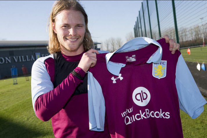 Birkir Bjarnason með treyju Aston Villa.