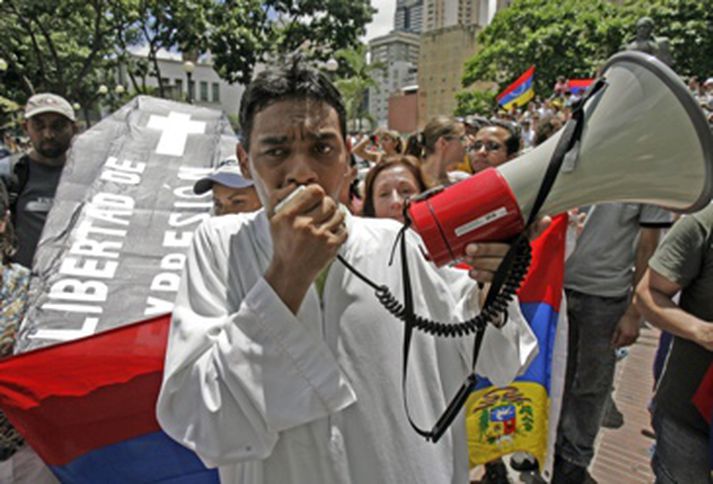 Fólk sést hér mótmæla Chavez og krefjast þess að fá að njóta tjáningarfrelsis.