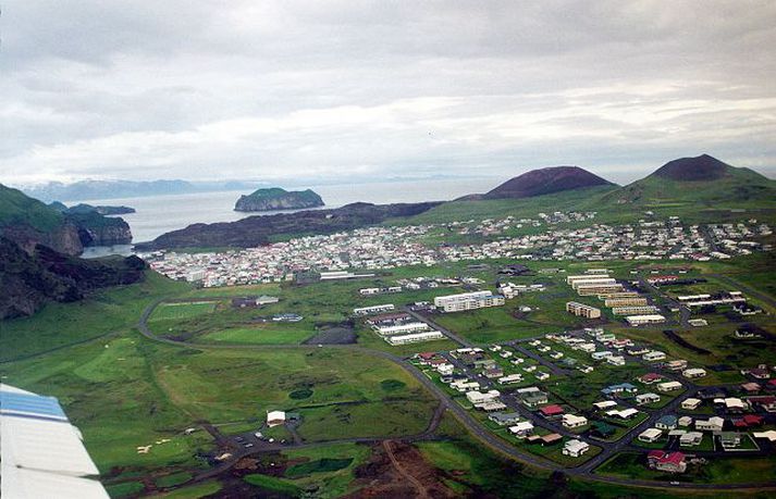 Flogið yfir vestmannaeyjar. Heilbrigðis- og tryggingamálaráðuneytið hefur látið gera úttekt á sjúkraflugi á öllu landinu.