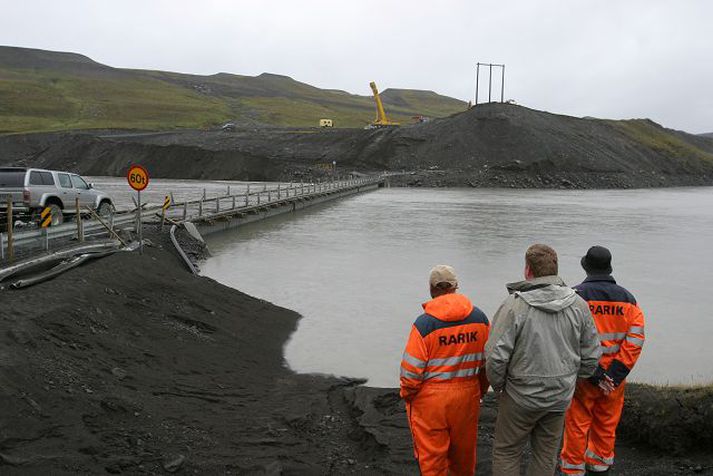 Brúin yfir jökulsá á Dal. Einungis burðarverkið stendur nú eftir.