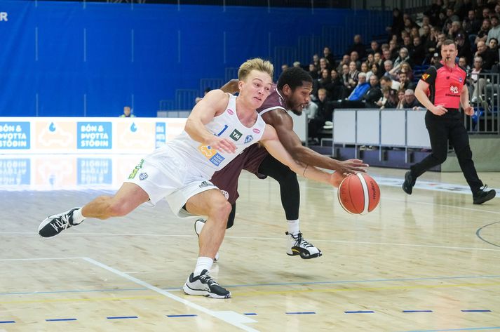 Oscar Jorgensen og Dedrick Basile takast á um boltann