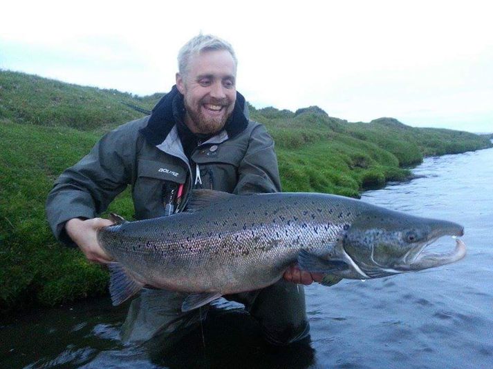 Þorsteinn með laxinn sem hann veiddi í Árbót