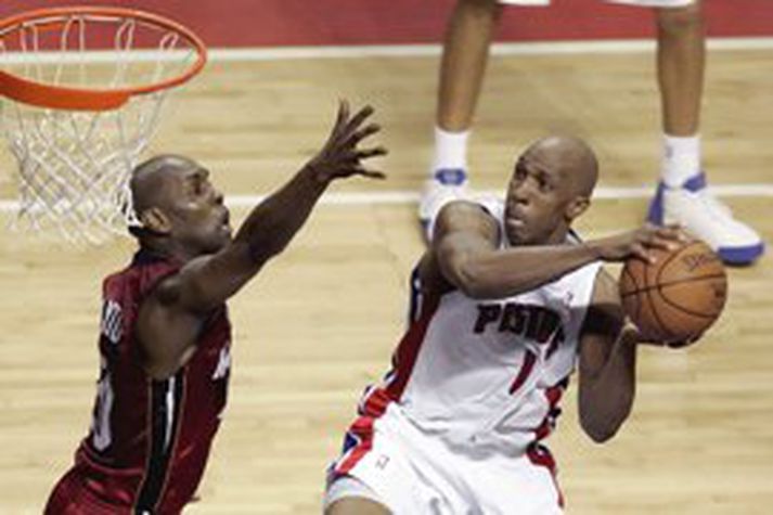 Chauncey Billups keyrir hér upp að körfu Miami án þess að Gary Payton komi vörnum við