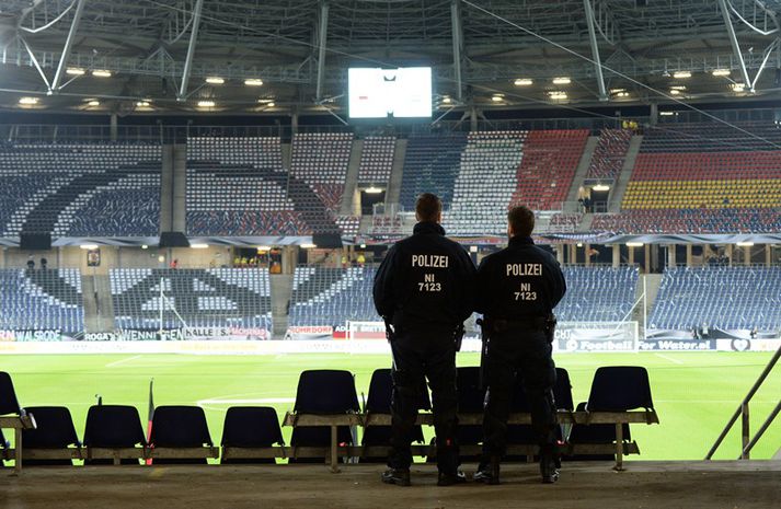 Lögreglumenn fyrir framan tóman leikvanginn í Hannover í kvöld.